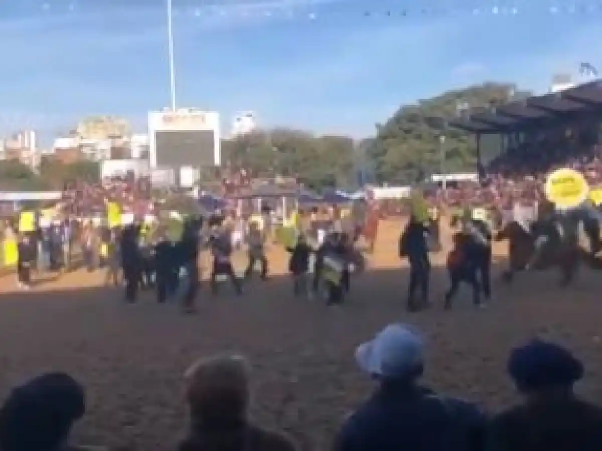 Un grupo de veganos invadió la pista en la Exposición Rural y los gauchos los corrieron con caballos