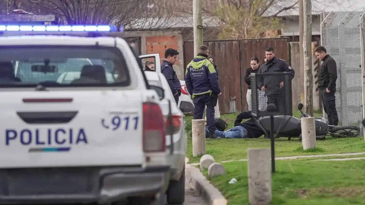 Intervención policial permitió identificar a individuos que circulaban peligrosamente en contramano en una motocicleta
