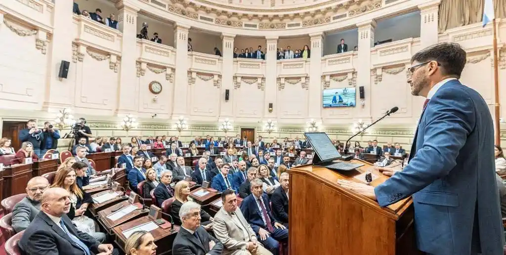 El gobernador de Santa Fe Maximiliano Pullaro en la inauguración del período de sesiones que se hacía el 1º de mayo antes de la reforma Constitucional de 2025.