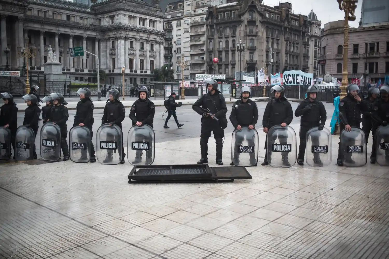Vallas y operativo de seguridad frente al Congreso Nacional, en la previa del debate por la reforma laboral y la protesta convocada por los gremios del transporte.