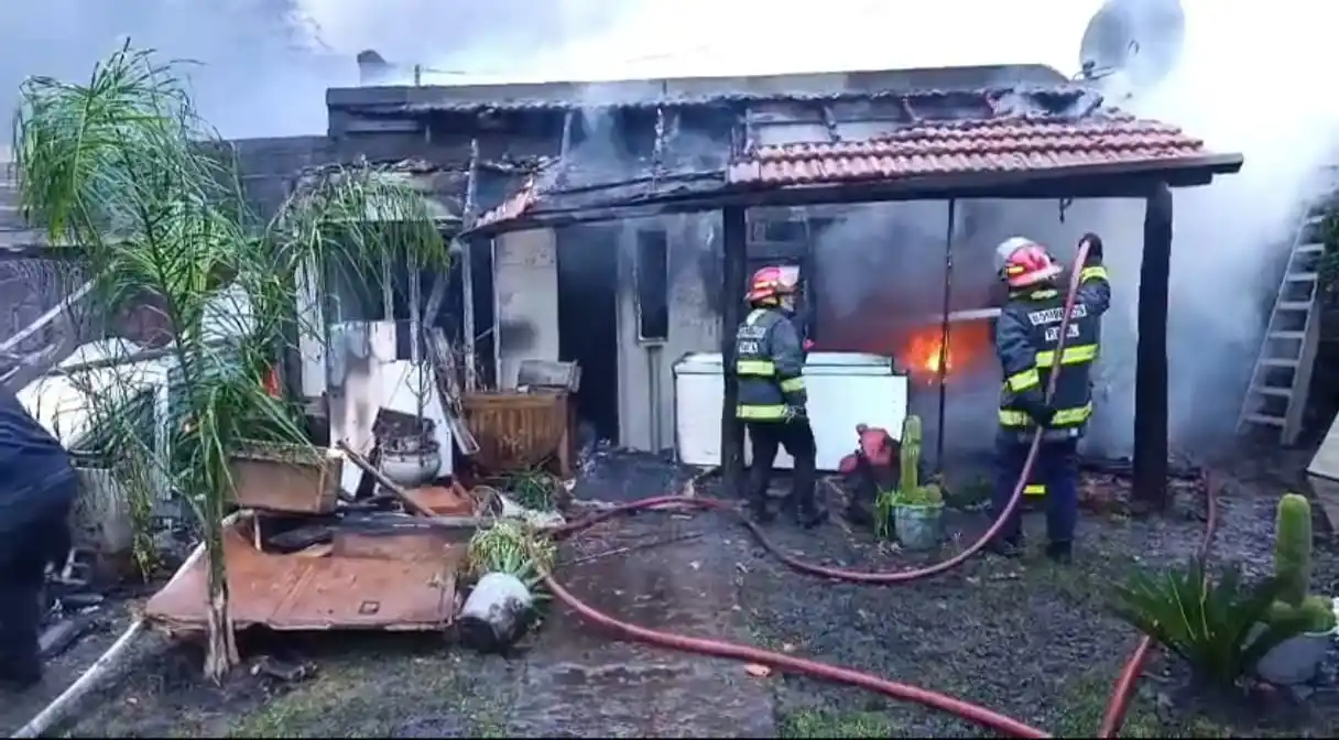 La vivienda se incendió completa y algunos sectores que estaban en construcción se derrumbaron.