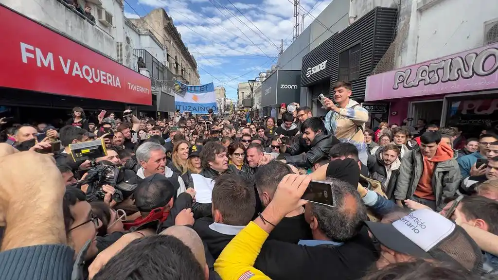 Multitudinaria caminata de Javier Milei por el centro de Paraná
