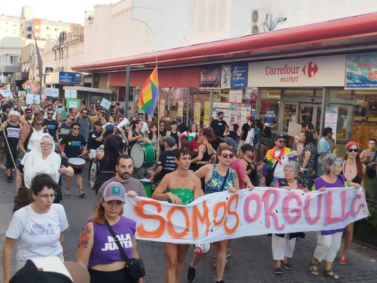 La marcha antifascista tuvo un multitudinario acompañamiento.