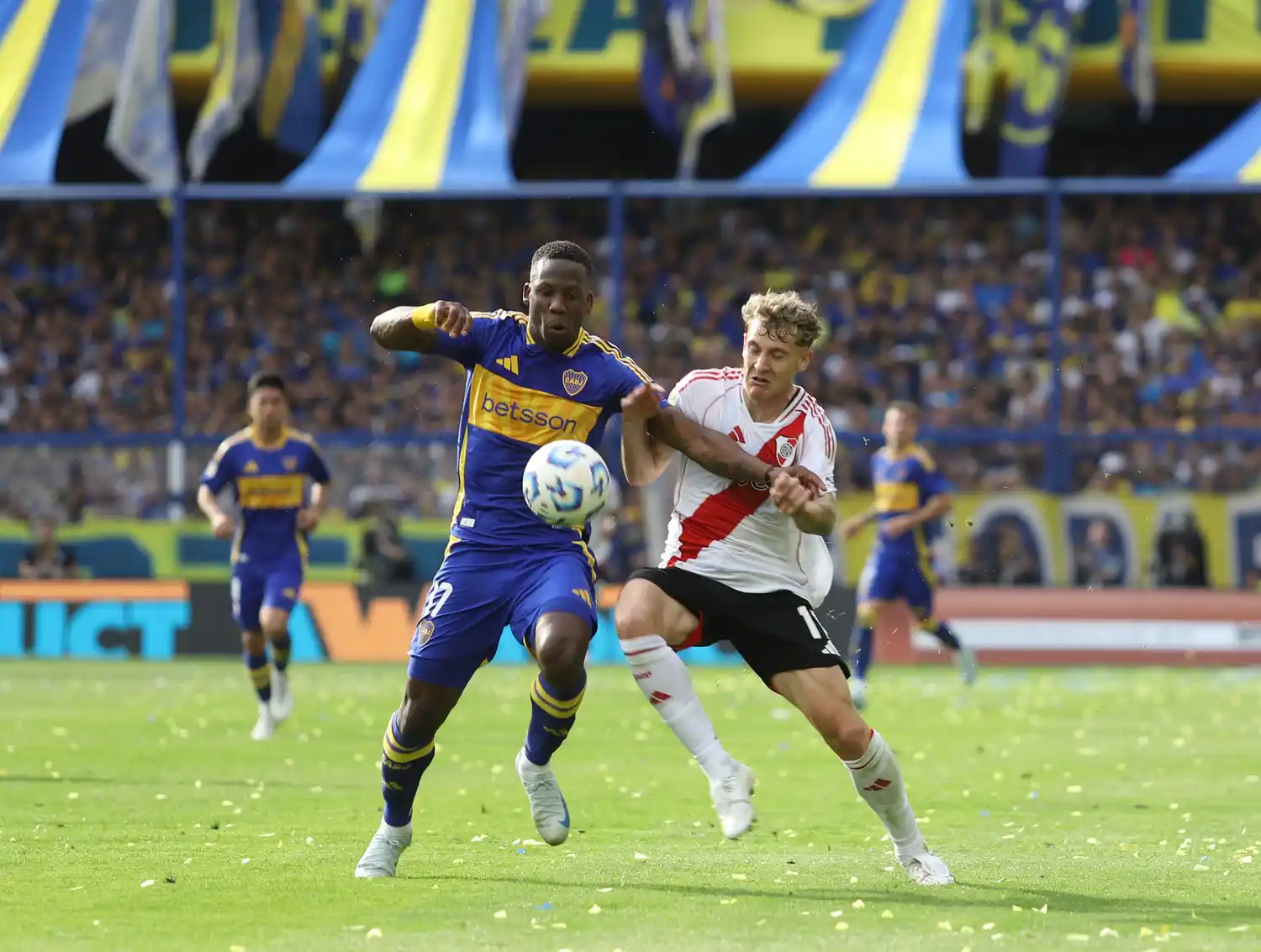 Advíncula (Boca) y Colidio (River), dos que le apuntan al Mundial 2025.