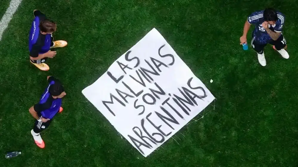 "Las Malvinas son argentinas": la sanción que la FIFA podría aplicar y el pedido del gobierno británico
