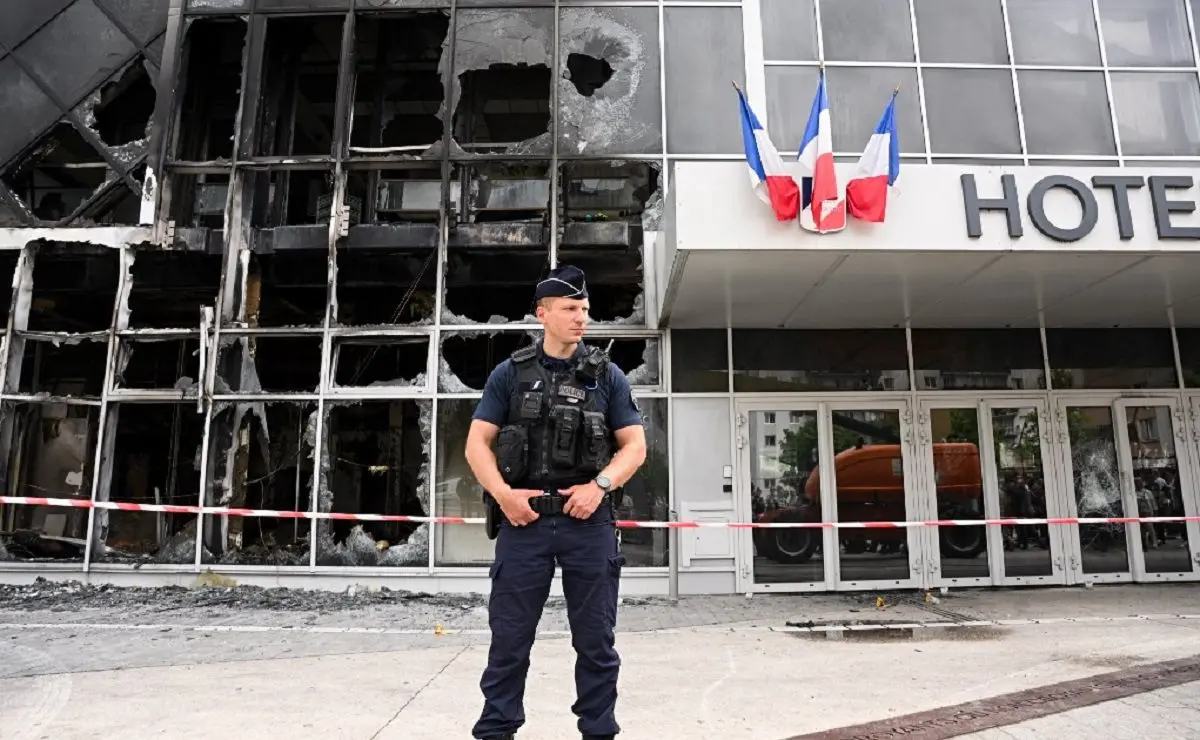 ¡MILES DE CARROS Y EDIFICIOS INCENDIADOS! Más de 800 detenidos en tercera jornada de protestas en Francia