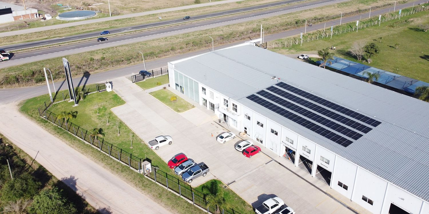 Vista aérea de paneles solares, concesionaria Haimovich Volkswagen Concepción del Uruguay