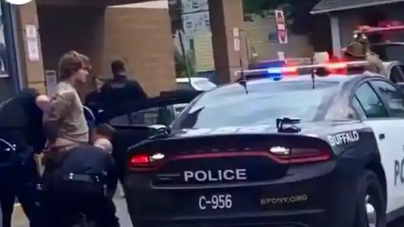 ¡MASACRE EN BUFFALO! Pistolero asesina a 10 personas en un supermercado