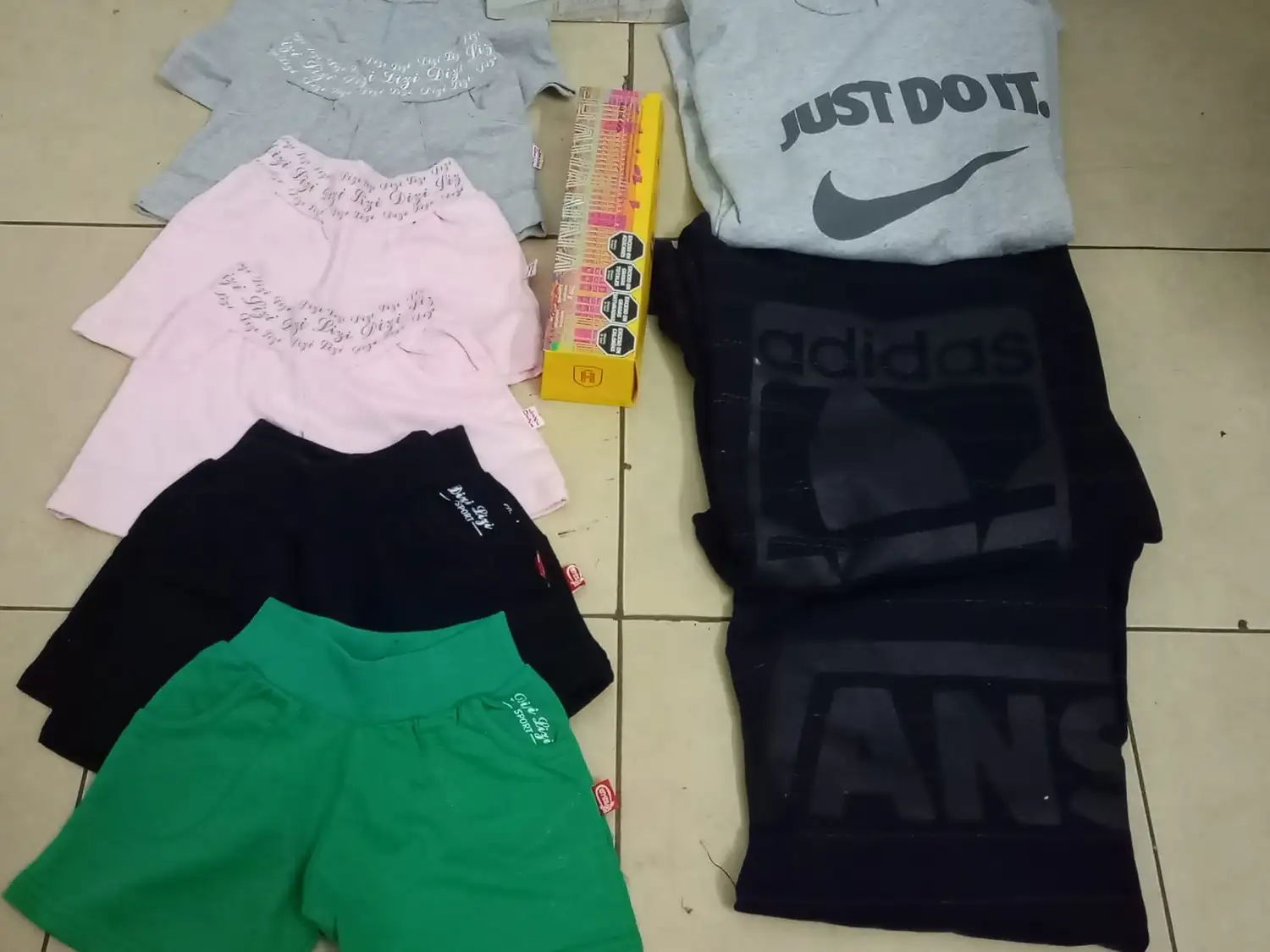 Entre lo sustraído encontraron tres buzos de frisa, siete pantalones cortos de niño y una caja de alfajores Havanna.