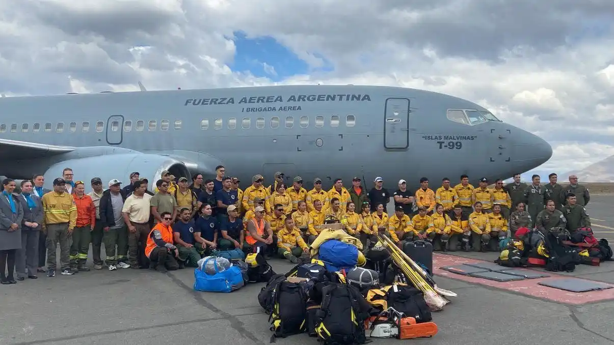 Con enorme compromiso y valentía, brigadistas del norte argentino ya están en territorio, sumándose a la lucha contra el fuego.