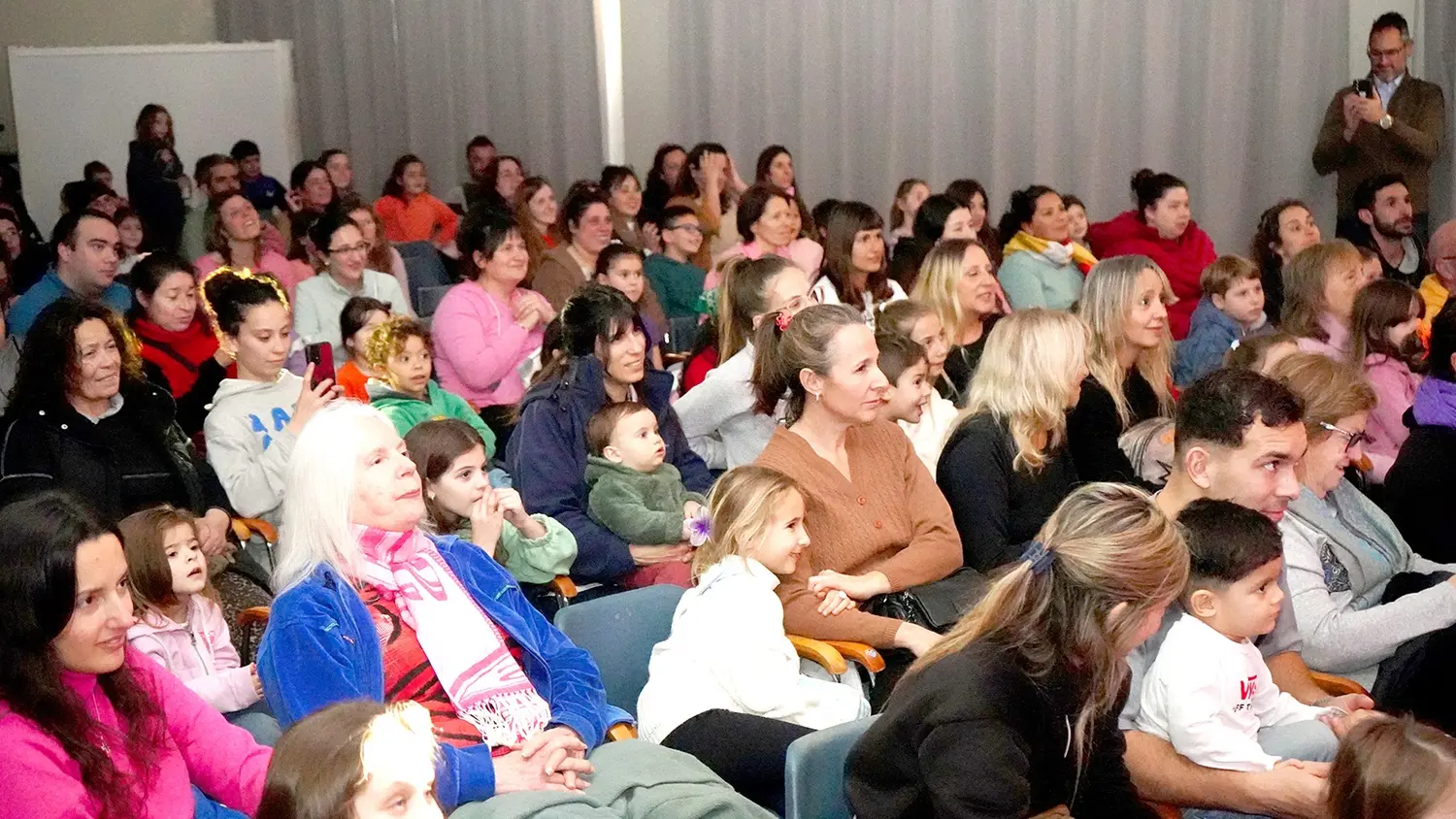 A sala llena. Se realizó ayer el espectáculo de Cuentos en las Orejas