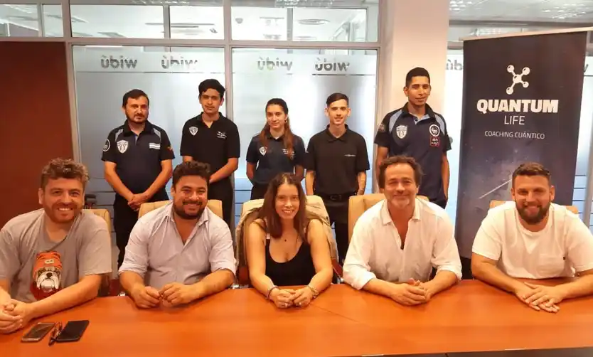 Barrionuevo (primero desde la izquierda) junto a los que lo acompañan para ayudarlo, entre ellos el actor Gastón Pauls.