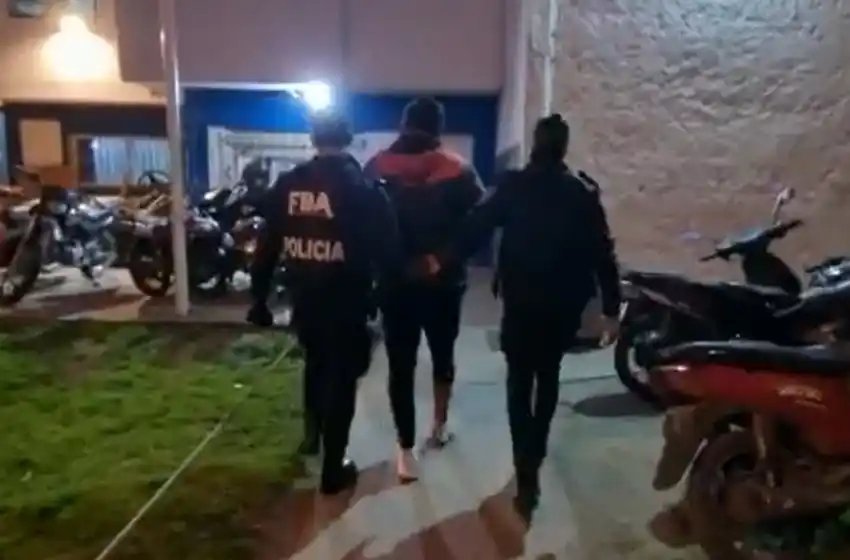 Se entregó el acusado de apuñalar a un hombre: apareció con un disparo en la pierna