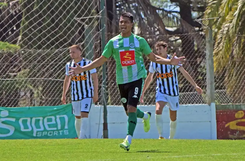 Kimberley derrotó a Atlético Mar del Plata y quedó como único líder