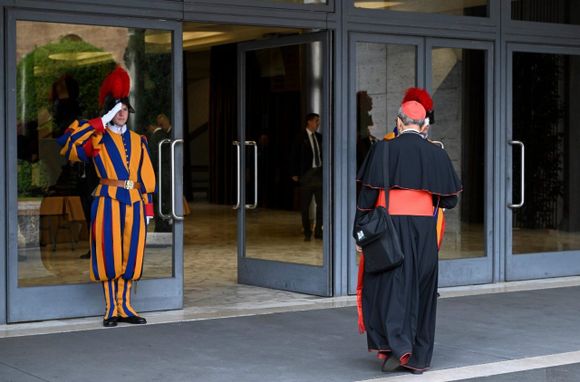 “He decidido obedecer la voluntad del Papa Francisco": El cardenal Becciu no entrará al Cónclave