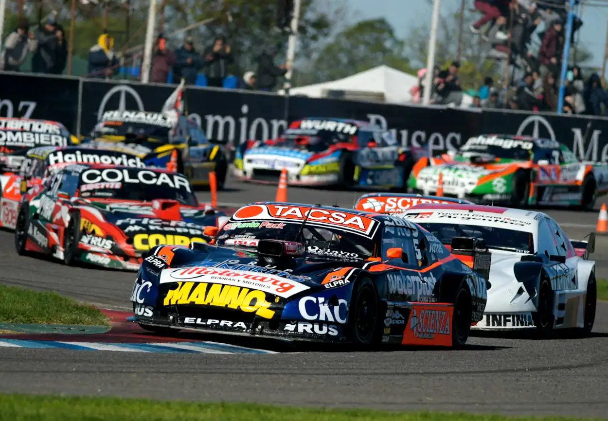 Mangoni, delante de Rossi. (Foto de la web de ACTC).