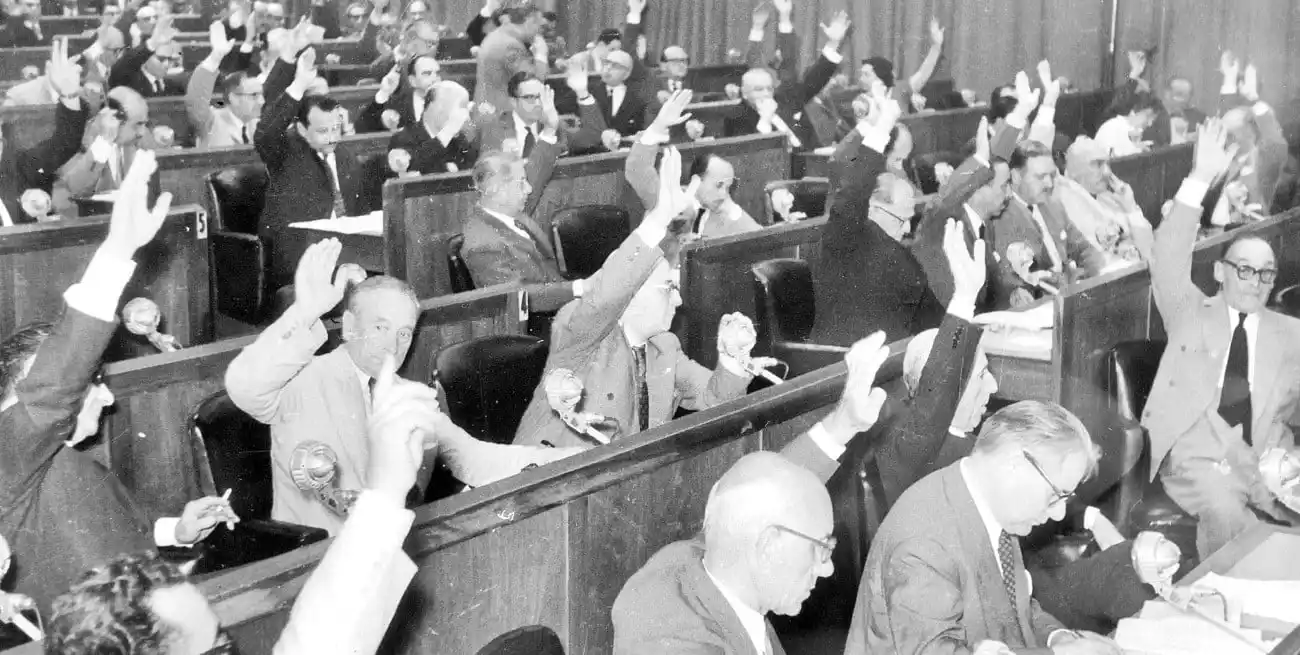 En el Paraninfo de la Universidad Nacional del Litoral, un número de convencionales ajustado al quorum mínimo, aprueba la incorporación del artículo 14 bis a la Constitución reformada en 1957. Crédito: Archivo El Litoral.