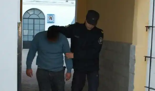 Peleaba con otro a una cuadra de la Comisaría y con un trozo de madera