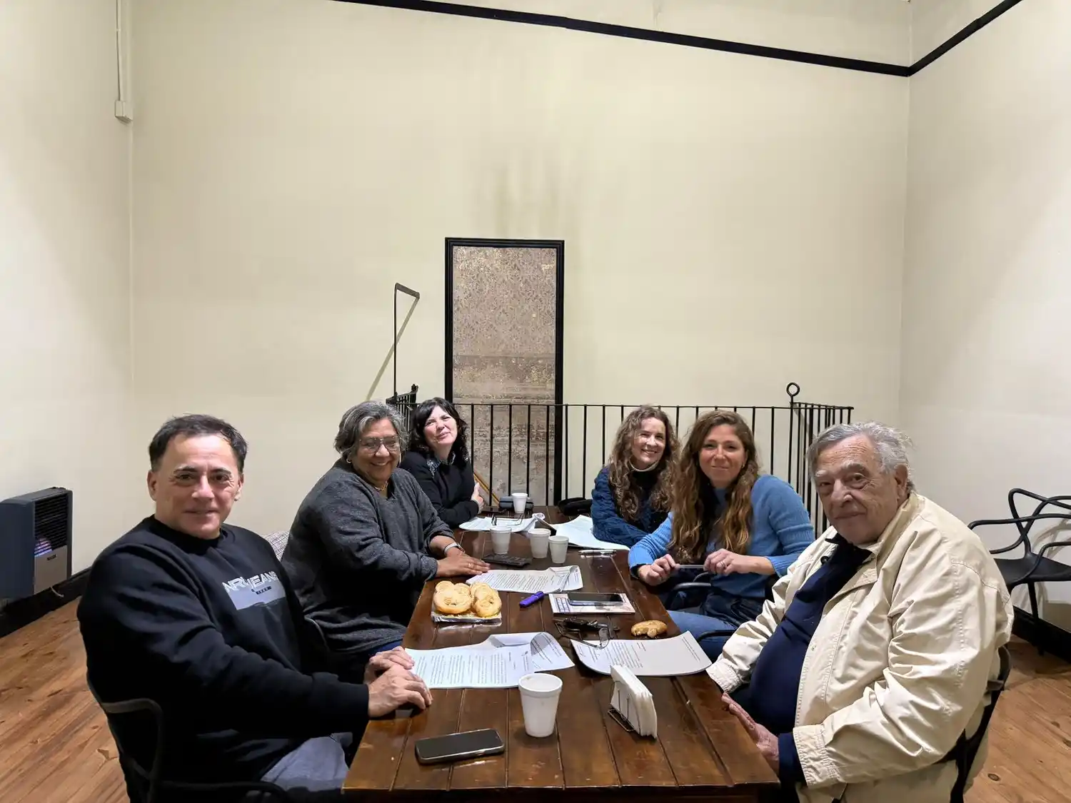 Galnares junto a la profesora Alejandra García; el Dr. Roberto Landaburu; el director de la Banda Municipal, Ezequiel Fernández; Patricia Quiroga; y la secretaria de Territorialidad y Desarrollo Cultural, Miriam Carabajal.