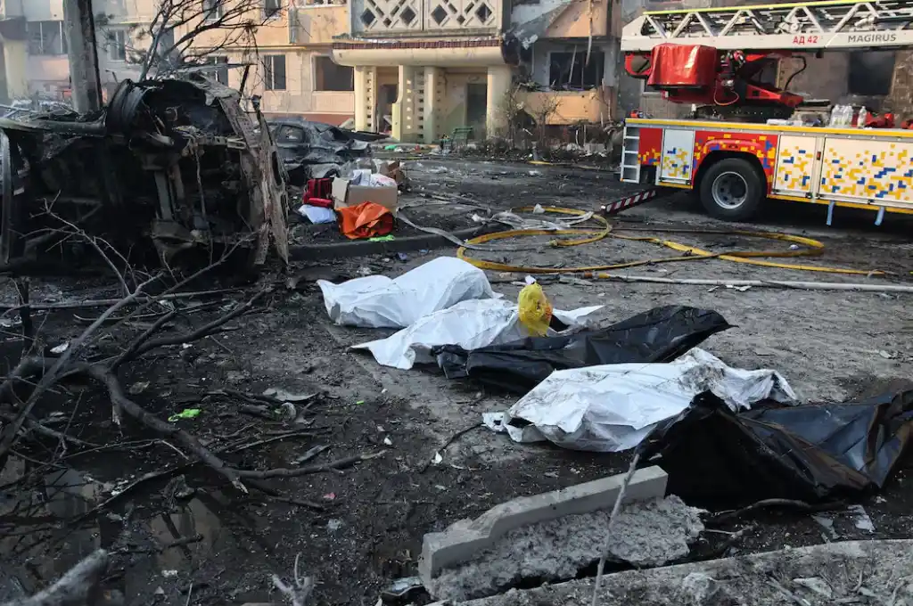 Cadáveres en bolsas de plástico yacen frente a un edificio residencial dañado tras el ataque ruso contra Ternópil (Ucrania), este miércoles 19 de noviembre.
Foto: Vlad Kravchuk (AP)
