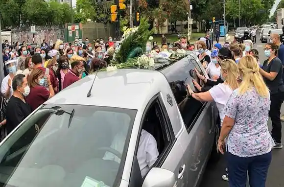 Dolor y bronca en el último adiós a la enfermera del Heca que falleció por coronavirus