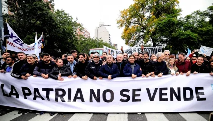 Kicillof, con parte de su gabinete, en una protesta de la CGT.