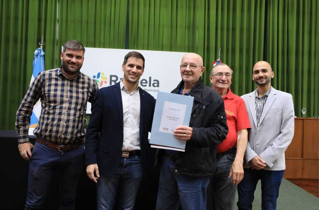 Viotti encabezó el acto de entrega de escrituras