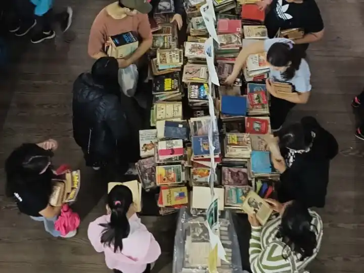 Gran Suelta de Libros en la Biblioteca Olegario Víctor Andrade