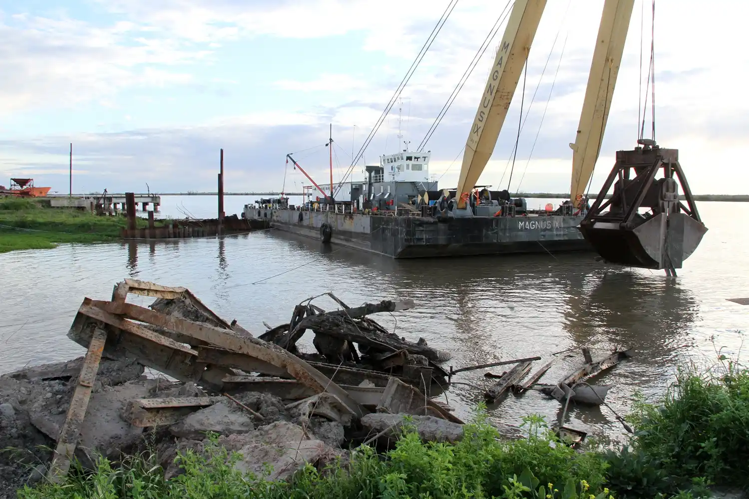 Puerto Ibicuy: avanza la obra de limpieza y refacción del muelle
