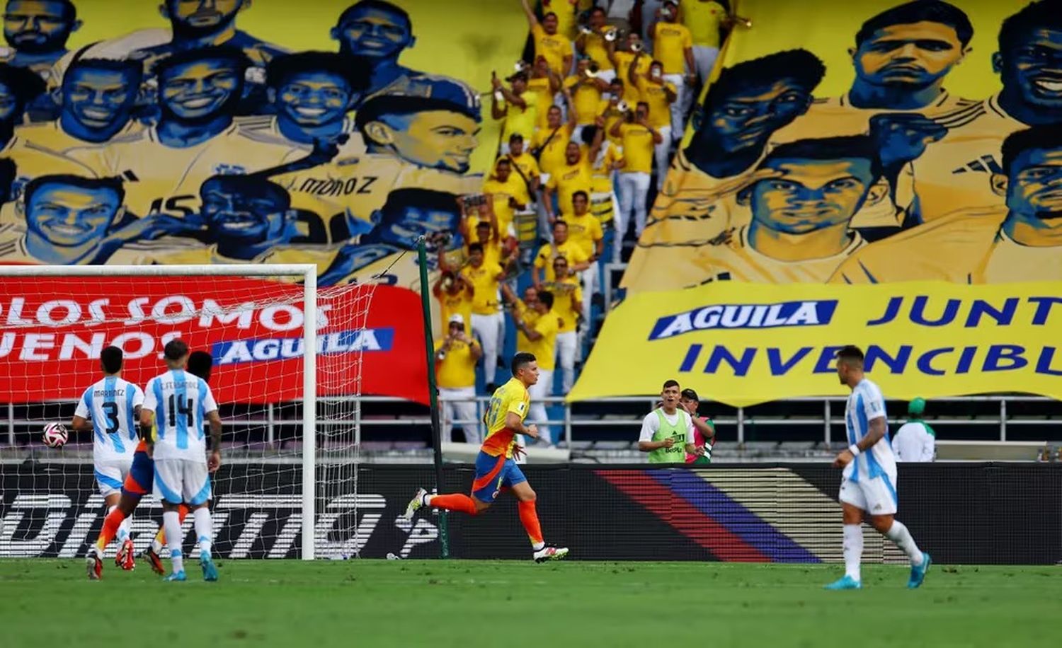 Con un polémico penal, la Selección Argentina cayó contra Colombia, que sigue invicta