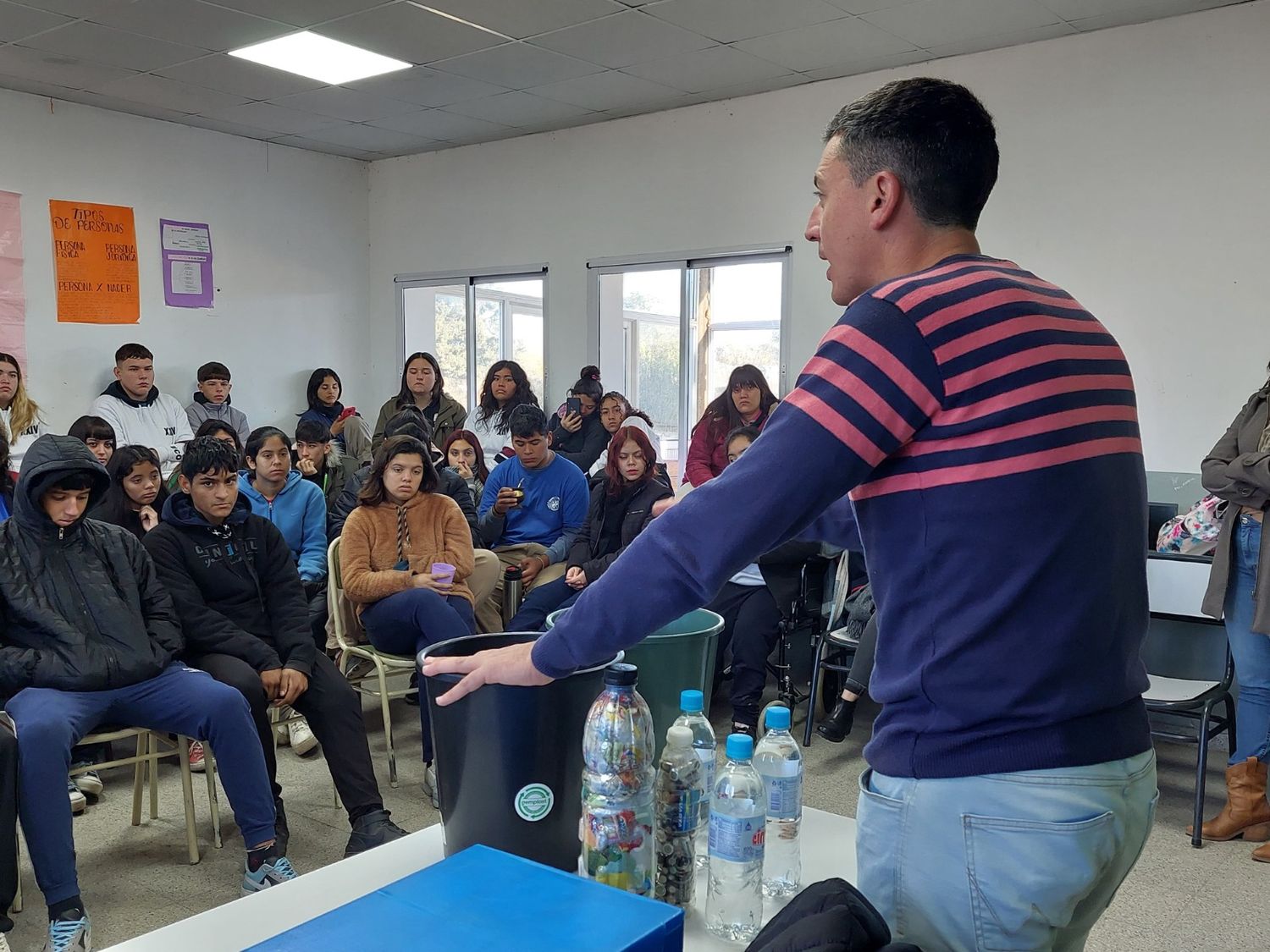 Capacitación con alumnos de nivel medio en la Escuela N° 584.