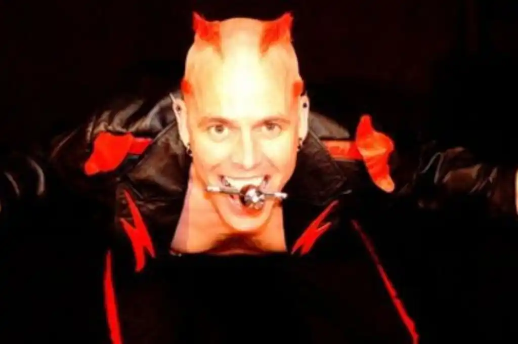 Arte callejero: quiso hacer un truco, falló y terminó internado por tragar una espada