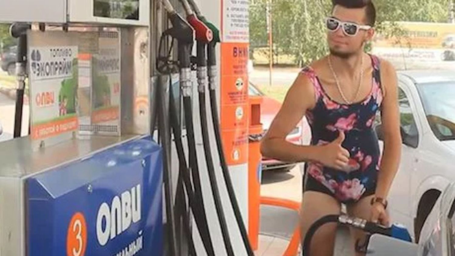 Una estación de servicio regaló nafta a los que fueron a cargar en bikini y tacos altos