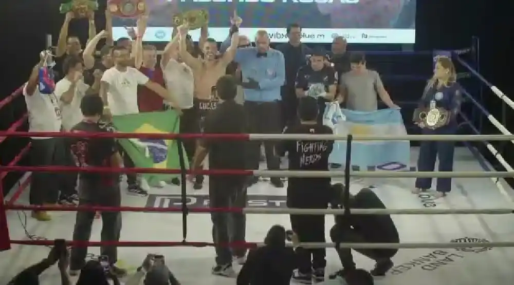 Facundo Rojas con la bandera argentina sobre el ring en el momento del fallo.