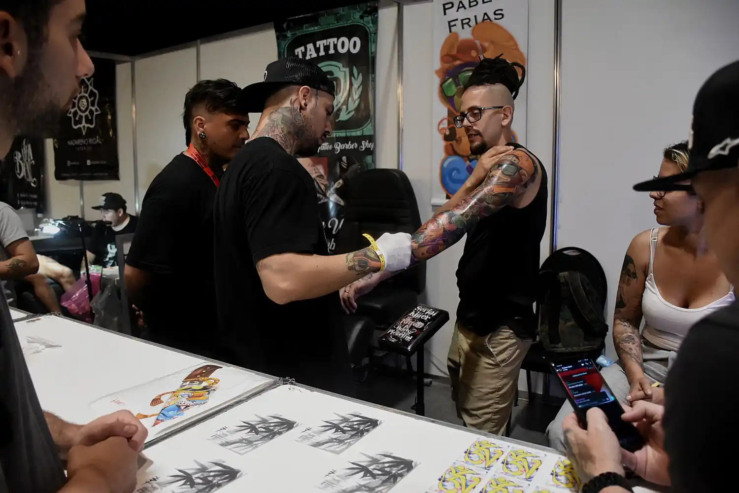 Fin de semana con exhibiciones de tatuadores y barberos en el Galpón G