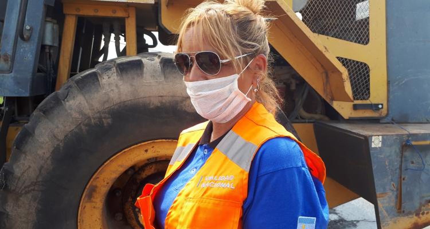 Gabriela, la única mujer de Vialidad Nacional en la obra de ruta 1001