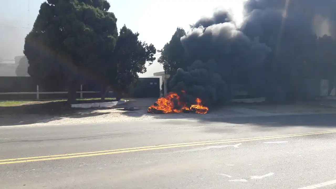 Protesta de pescadores frente al frigorífico Lyon City