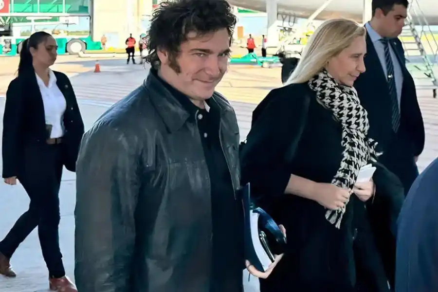 Milei llega esta tarde a Bari, Italia, tras una escala técnica en Islas Canarias