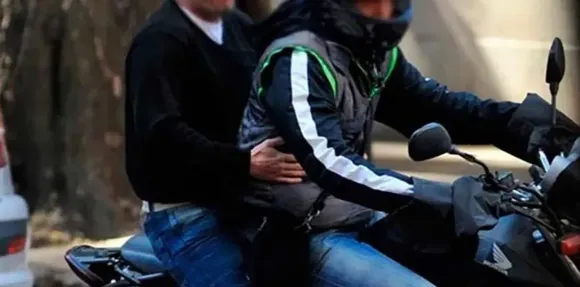 Motochorros arrinconaron a una mujer de 73 años para robarle una bolsa con mercadería