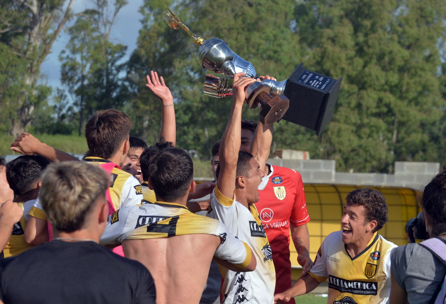 El trofeo, en manos del capitán Quintana.