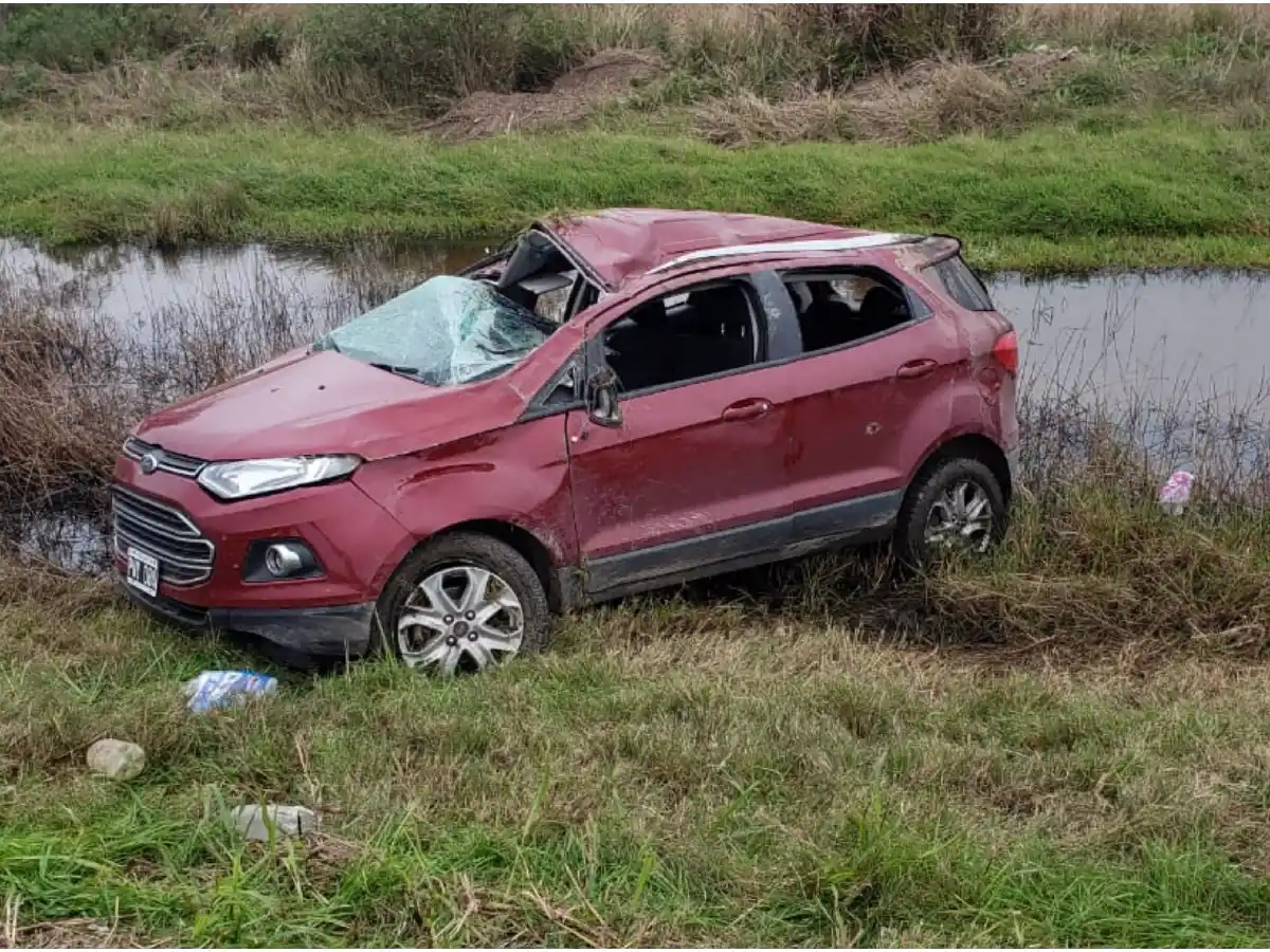 Volcó su camioneta y resultó herida