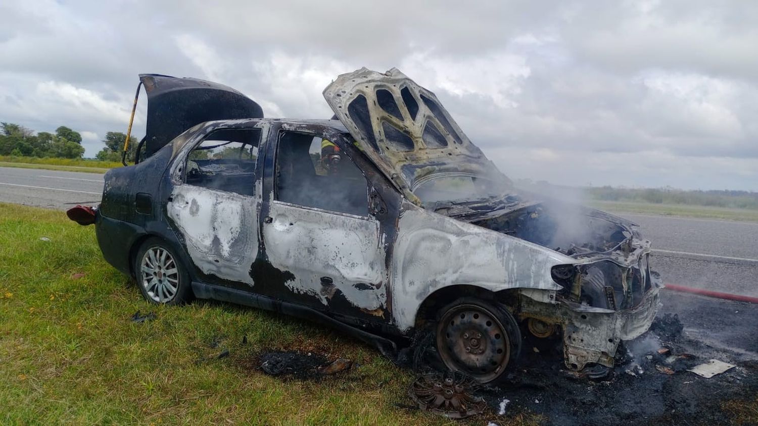 Autovía accidentada: un motociclista se despistó y un auto se prendió fuego