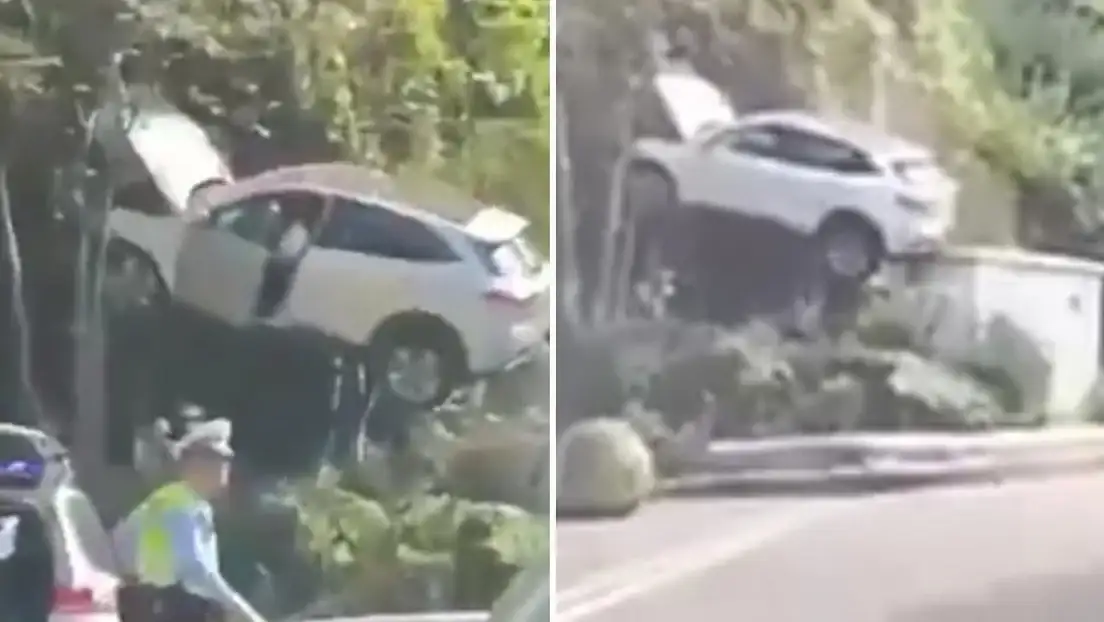 El automóvil salió de la calzada y terminó sostenido entre las ramas de varios árboles en Chongqing, China.