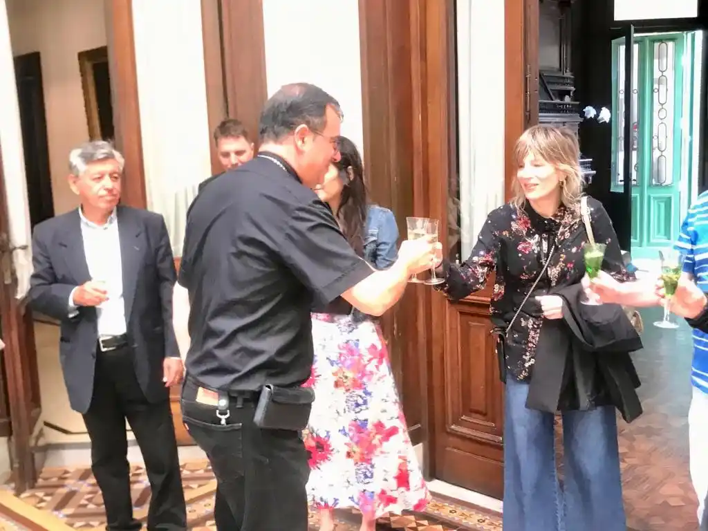 Mestre brindó saludando a cada uno de los periodistas.