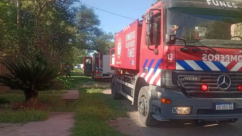 Se incendió una vivienda en Funes y tuvieron que asistir a la dueña