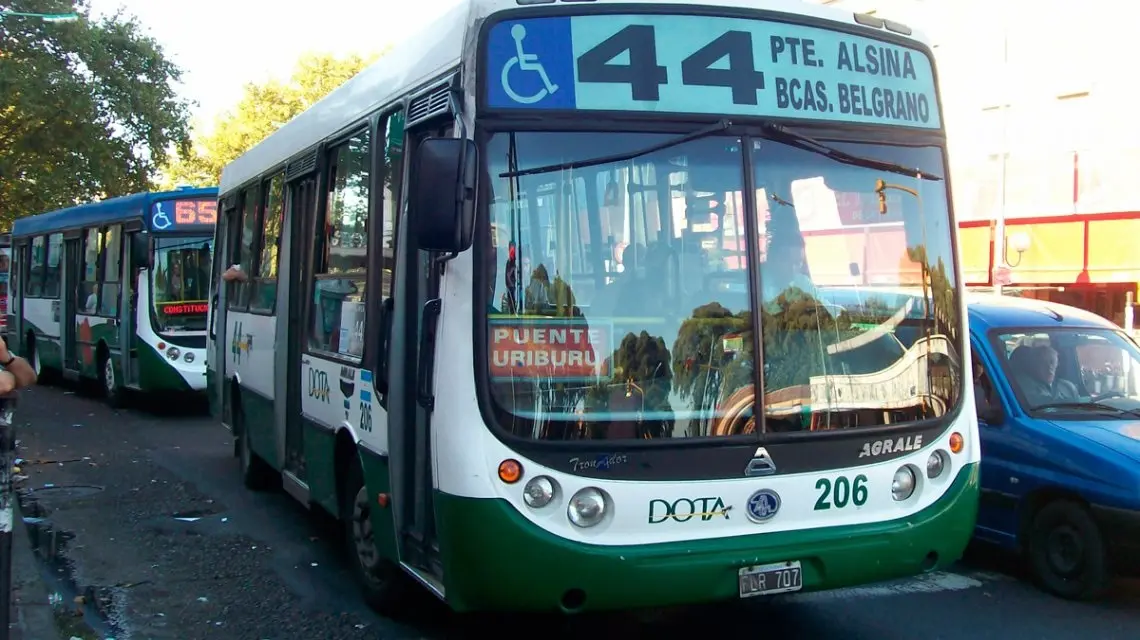 Paro de más de 50 líneas de colectivos del Grupo Dota en el AMBA