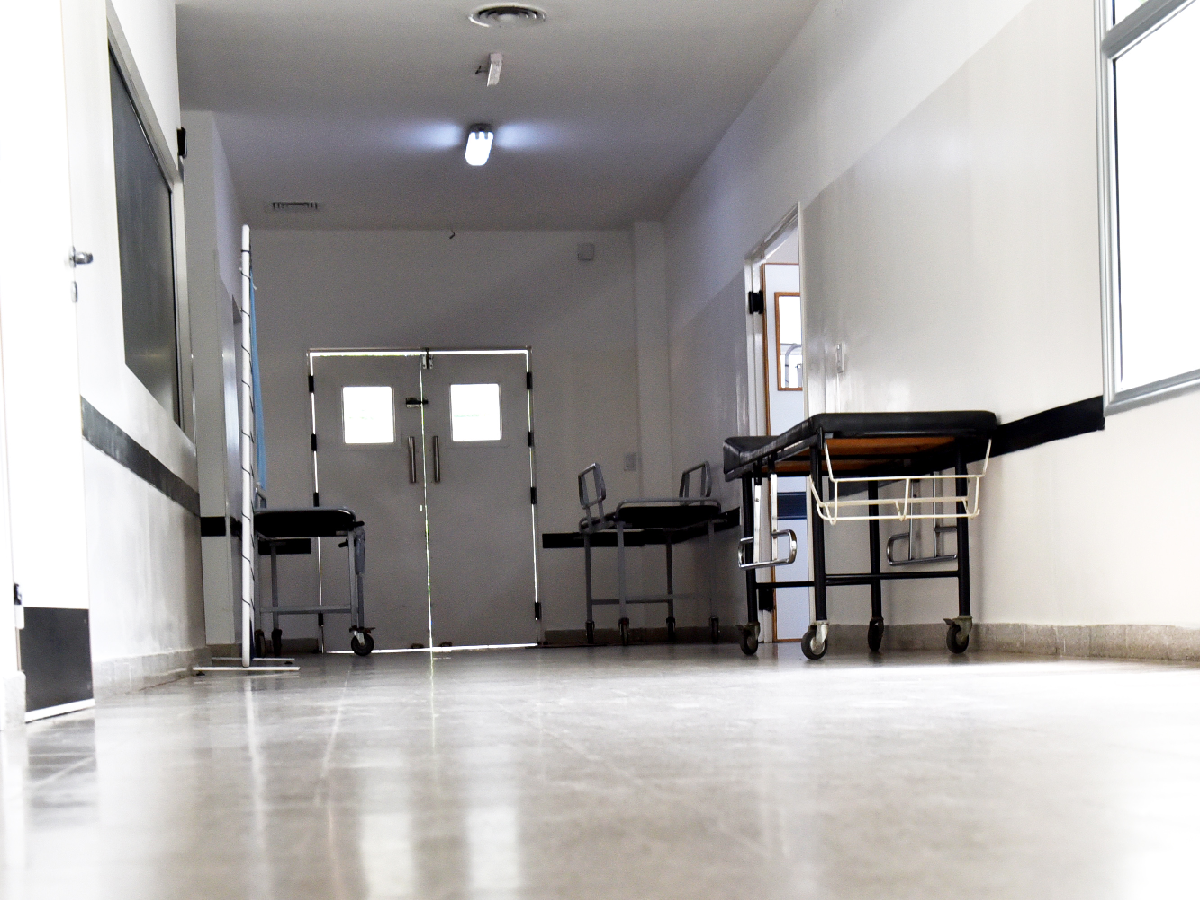 Ladrones lo apuñalaron y cuando estaba en el hospital, volvieron a ingresar a su casa  