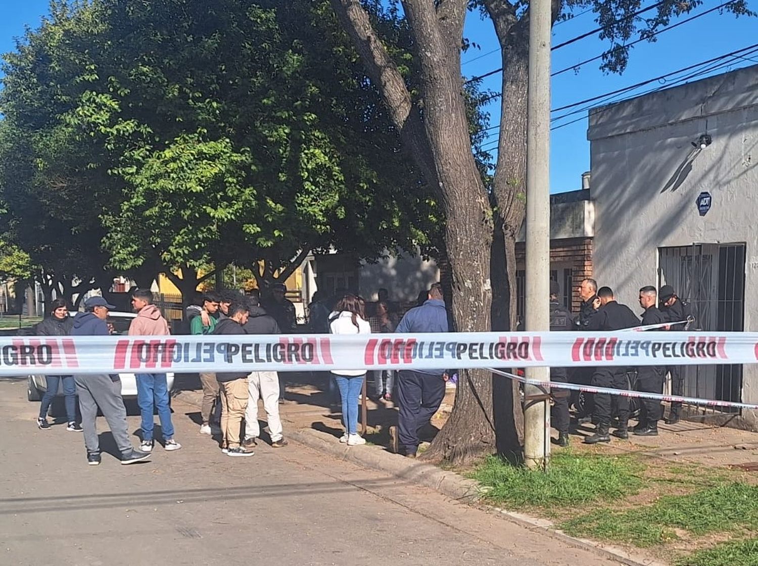 La casa familiar, en el momento que comenzó a ser peritada por personal de la Policía Científica.