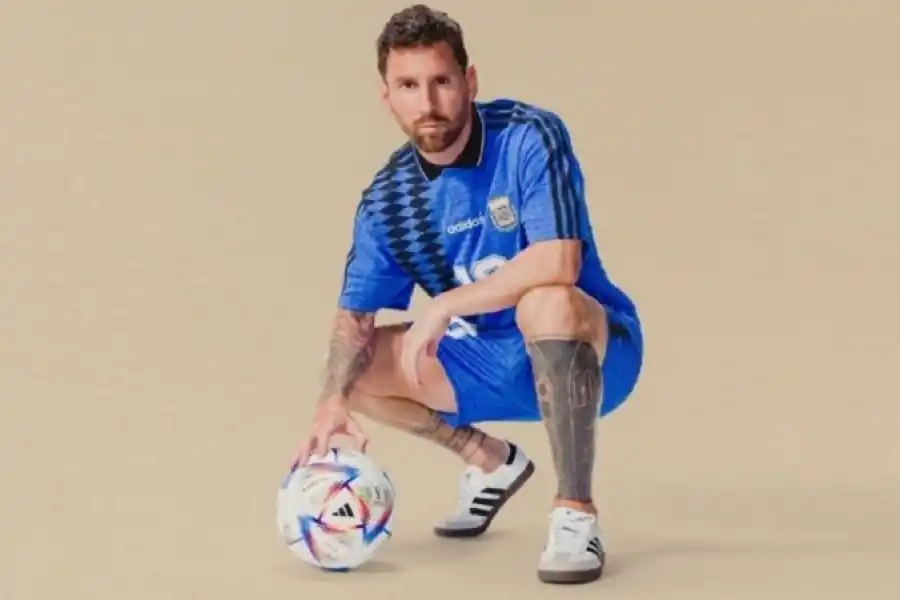 Cuánto costará la camiseta retro de la selección argentina que Messi mostró en las redes sociales