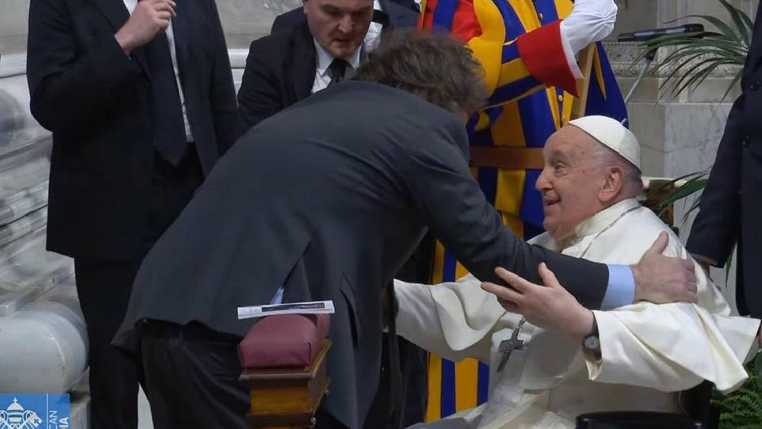 El saludo de Milei y el Papa en la Basílica de San Pedro en Roma.